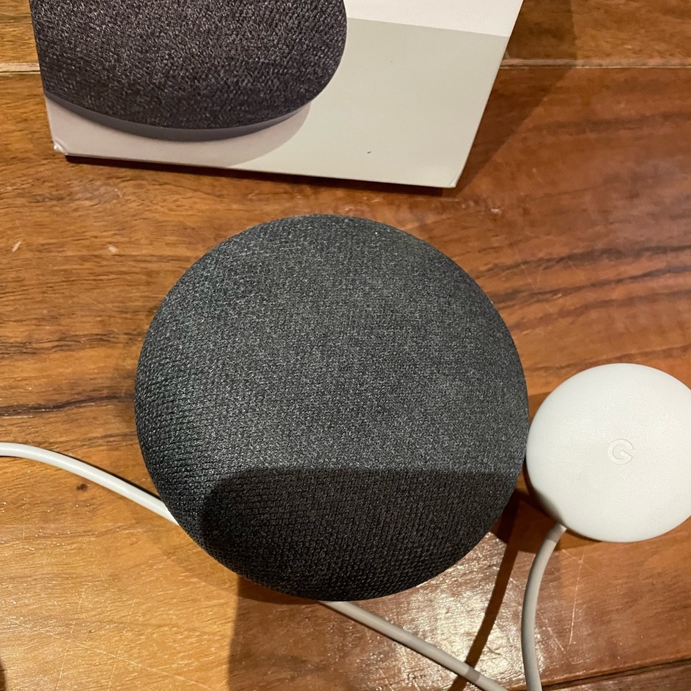 Google Home Mini - Picture 2 of 4